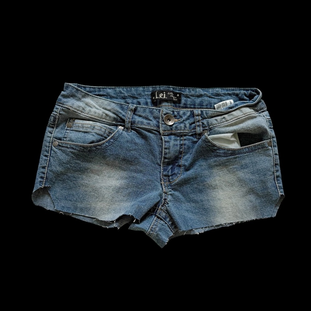 LEI Ashley Low Rise‎ Denim Shorts Medium Wash Cut Off Frayed Hem Size 5 LJ20594R